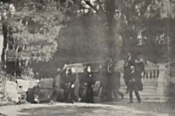 Resim : Sultan Vahdeddin'in tabutu köşkün arka bahçesinden kaçırılırken